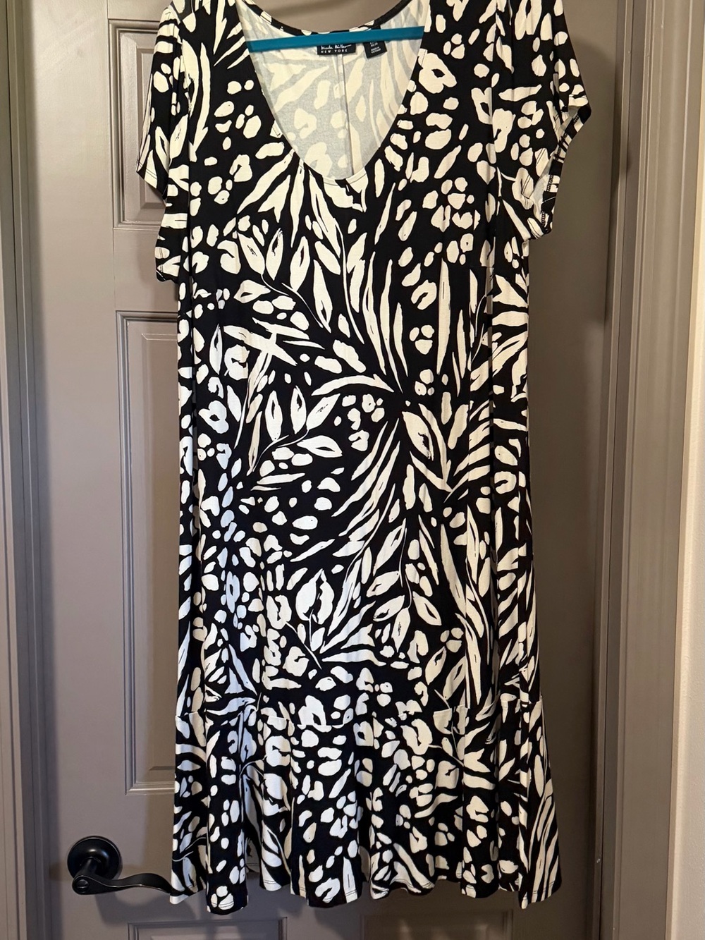 Nicole Miller Black and White Floral V-Neck Midi Dress 1X